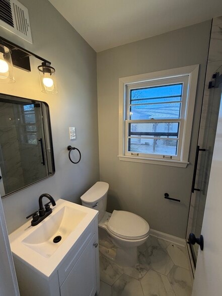 Building Photo - 5121 Lynbar Ave