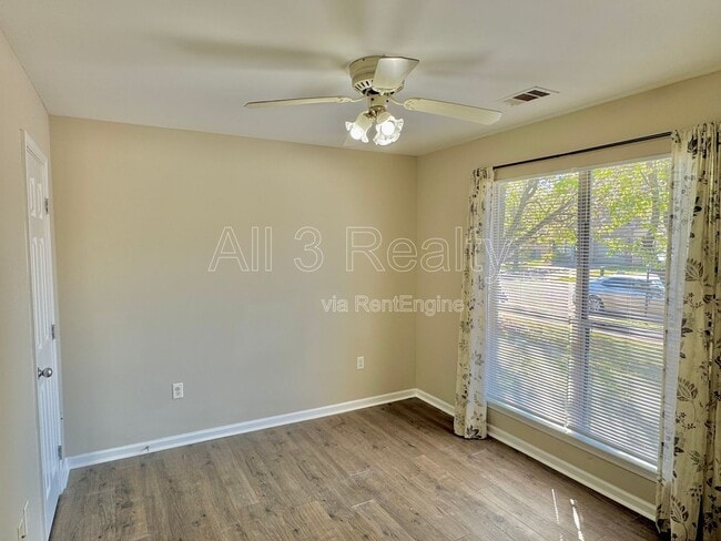 Building Photo - 436 Park Lake Dr