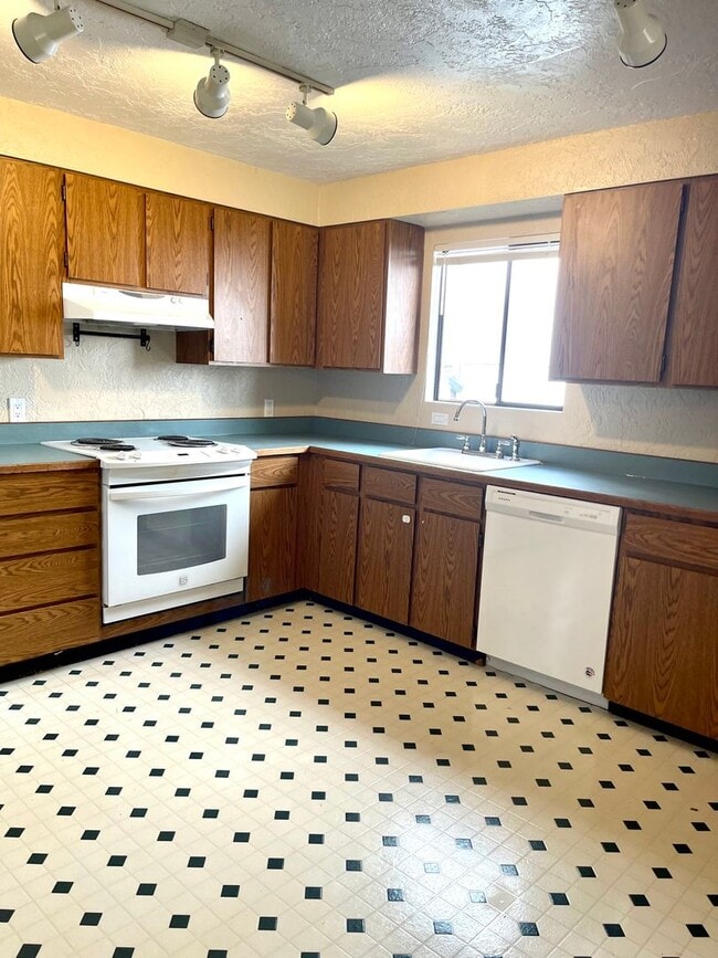 Building Photo - Large Unit! 2-Car Garage Parking! Don't Miss This One!