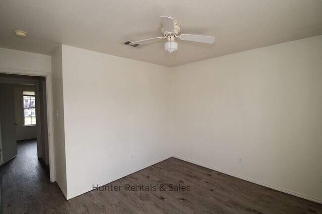 Building Photo - Stylish!