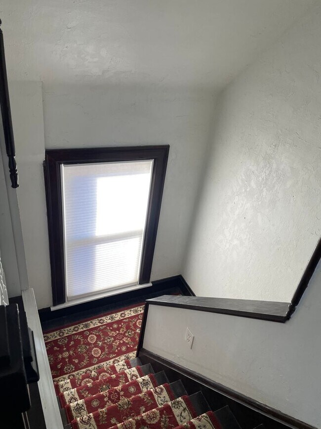 Building Photo - Two unit building with shared laundry and entryway