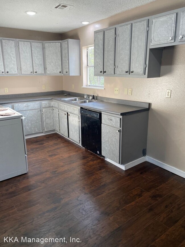 Primary Photo - 5 br, 3 bath House - 1579 Rogers