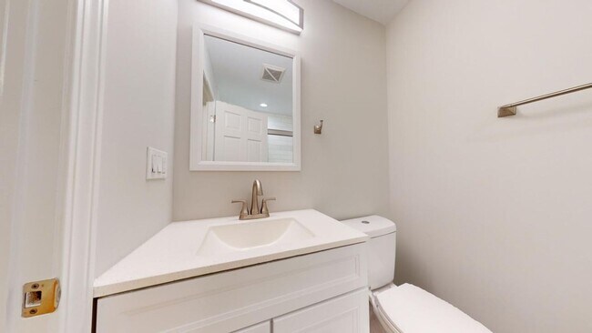 Building Photo - 5 BEDROOMS + 2 FULL BATHROOMS + 5 FREE OFF...