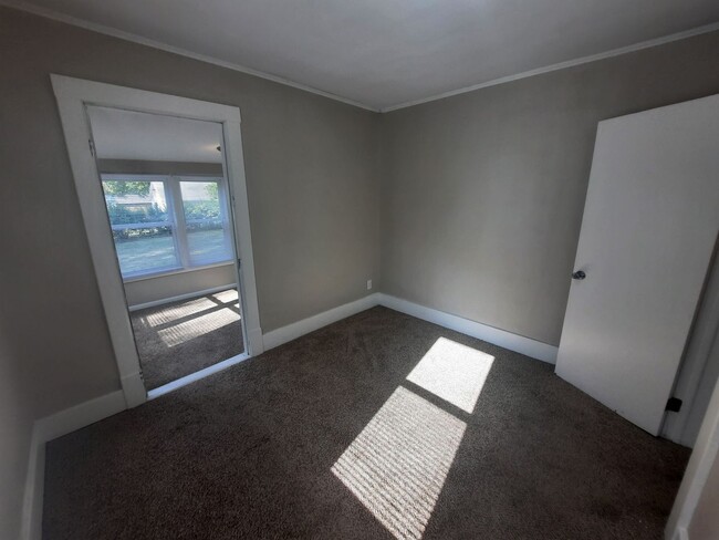 Building Photo - Two Bedroom with rear sun room bonus room,...