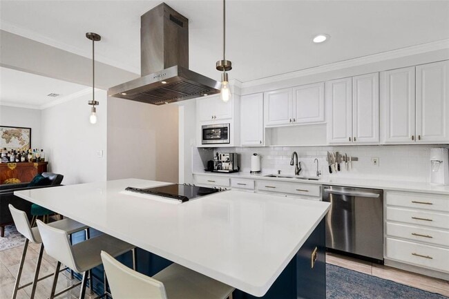 Building Photo - 2914 W Lake Ave