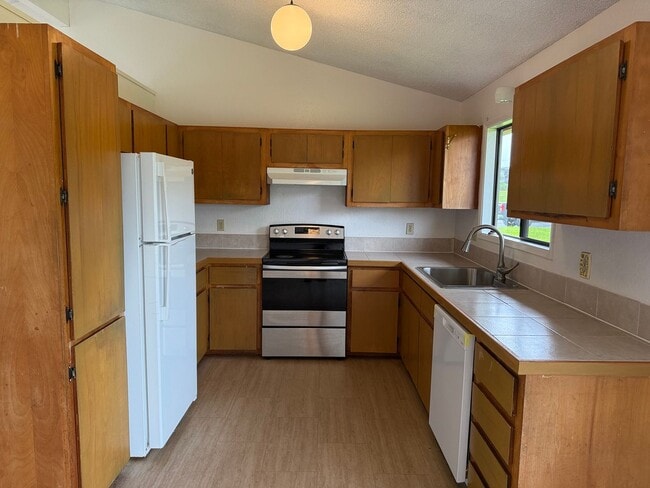 Building Photo - 610 Hoomalu Pl