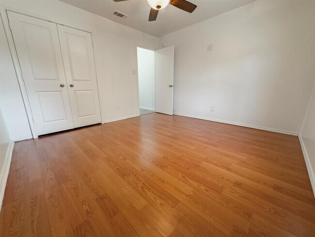 Building Photo - 3806 Fieldcrest Dr