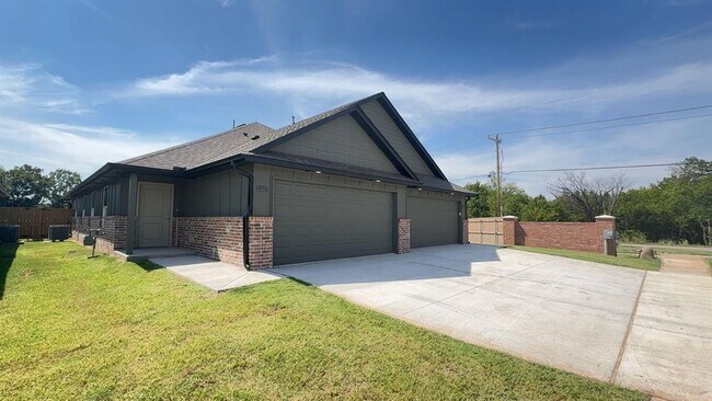 Building Photo - 11517 University Dr