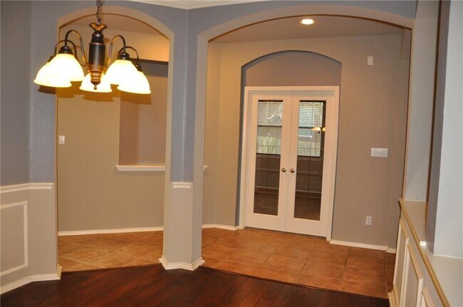 Building Photo - 507 Las Colinas Dr