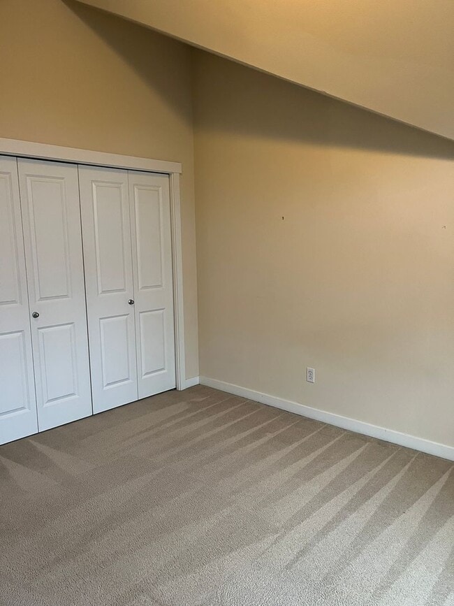 Building Photo - Ravenna Townhome