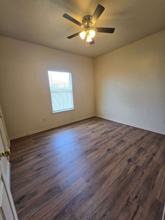Building Photo - Completely renovated 3-Bed Duplex in the M...
