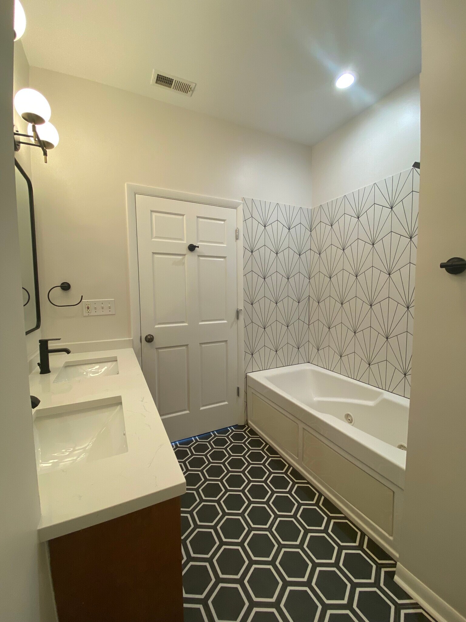 Master Bah-Jacuzzi - 1928 N Kedzie Ave