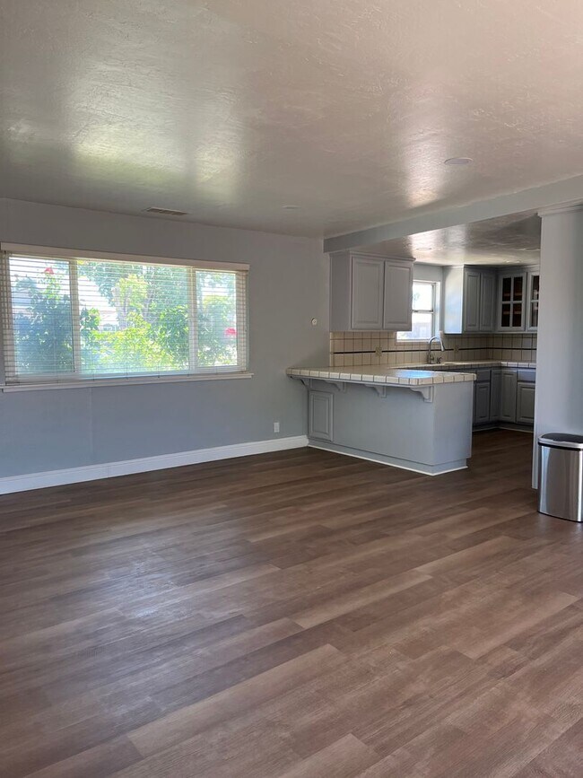 Building Photo - Available Now! Move-In Ready