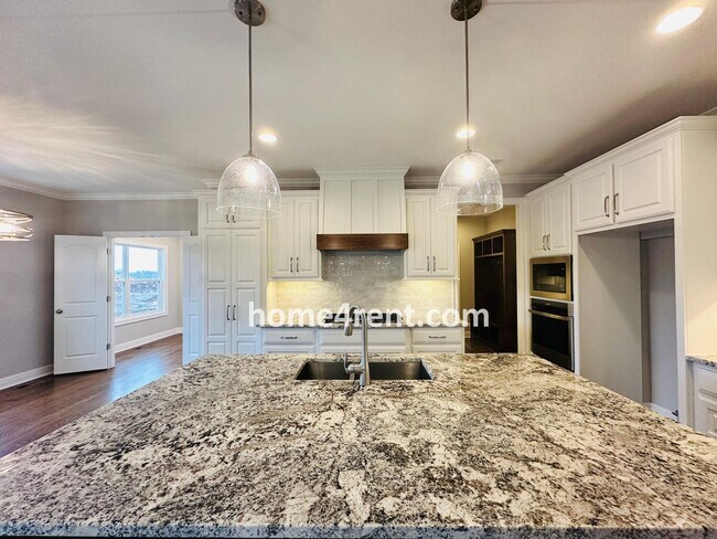 Building Photo - Nearly New Luxury Home in Blue Valley Schools!