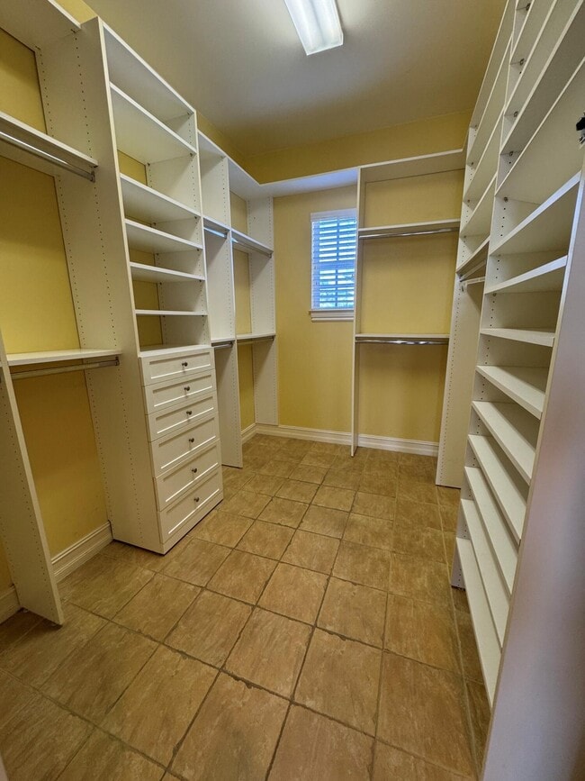 Building Photo - 304 W Mallory Cir