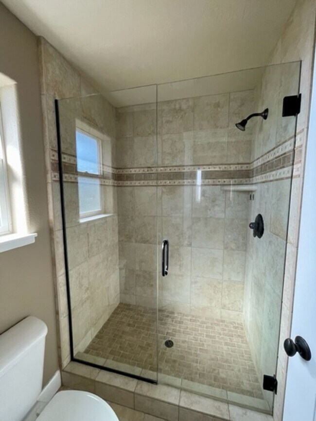 Building Photo - Gorgeous 3 bedroom spacious home in NE Ben...