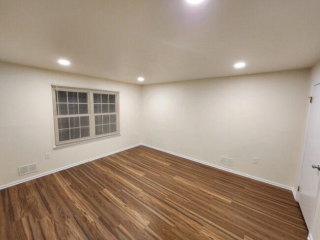 Building Photo - 33 Cypress Ct