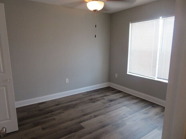 Building Photo - Available Fall 2026  12 month lease /  2 rooms available for rent (full use of in-unit laundry, k...
