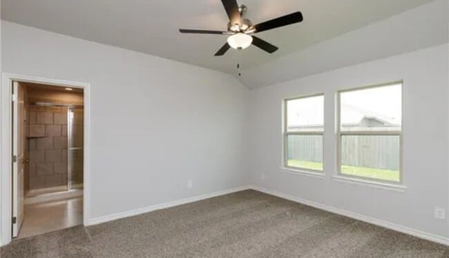 Building Photo - For Rent Half off Deposit Holiday Special