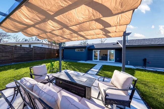 Building Photo - Gorgeous New Remodel with a Bright and Open Floorplan