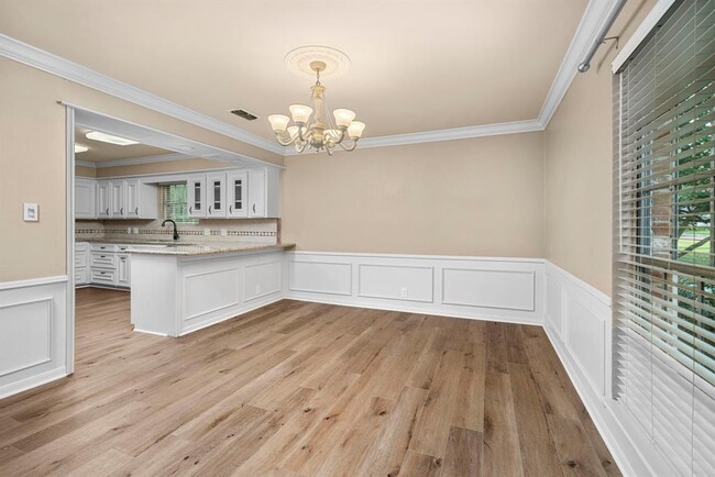 Building Photo - 527 Briar Knoll Dr