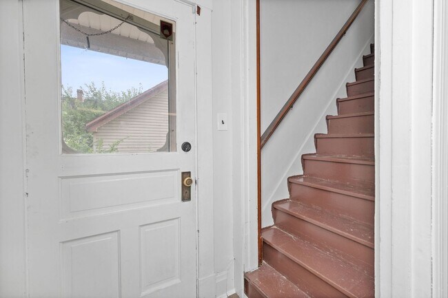 Building Photo - CHEVIOT- Charming 3 bedroom 1.5 bath