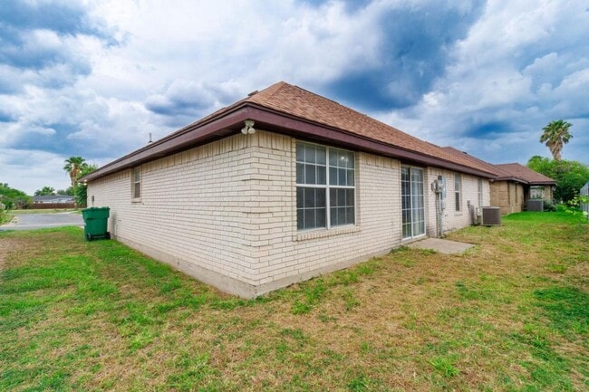 Building Photo - 2807 Montgomery Dr