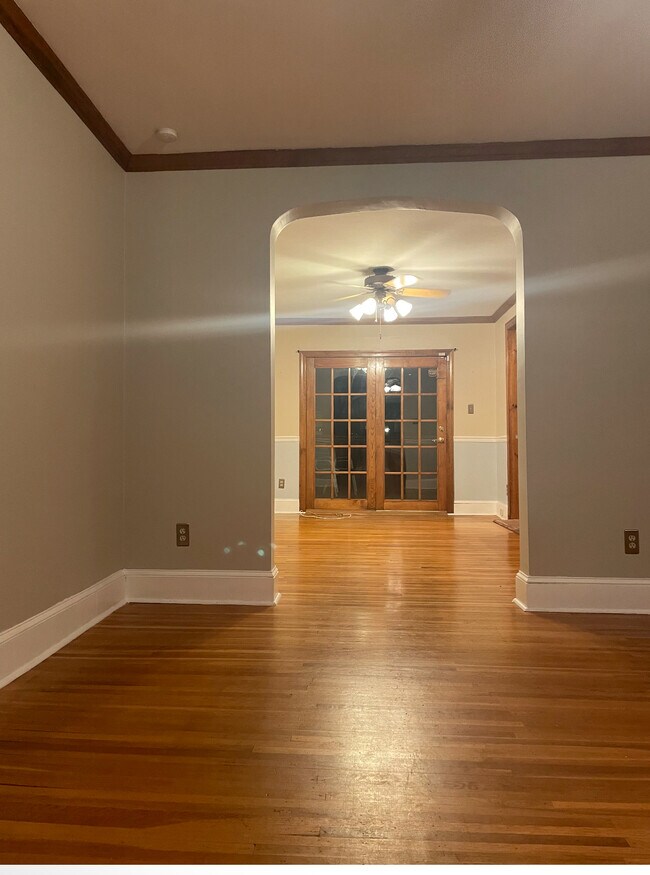 Building Photo - 817 Eaton Rd