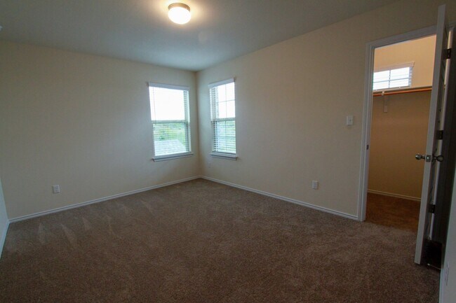 Building Photo - 3651 Sandy Brook Dr