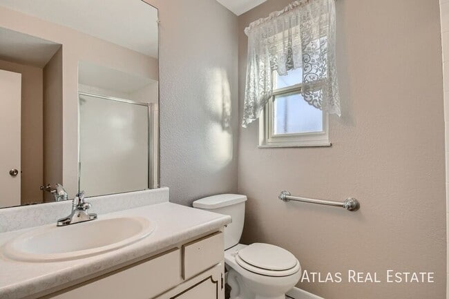 Building Photo - 886 S 11th Ave