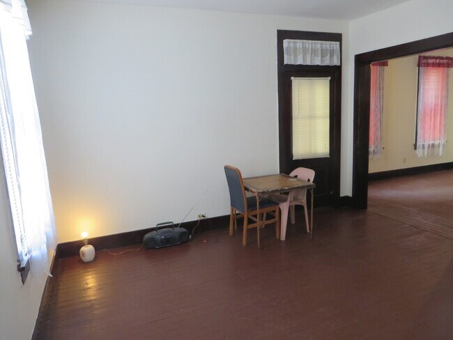 Building Photo - Large Three Bedroom, 1.5 Bathroom Home hal...