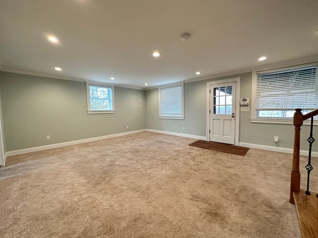 Building Photo - Remodeled beauty in Charolette Park
