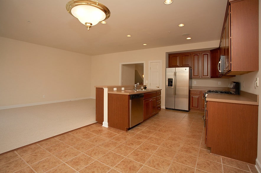 Building Photo - 560 Odendhal Ave