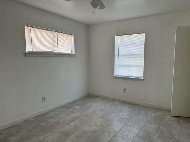 Building Photo - 3837 Mt Pleasant St