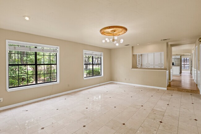 Building Photo - 9006 Balcones Club Dr