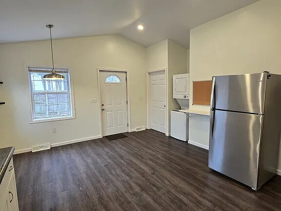 Building Photo - Convenient first floor living! Two bedroom, one bathroom house for rent. Updated flooring, bathro...