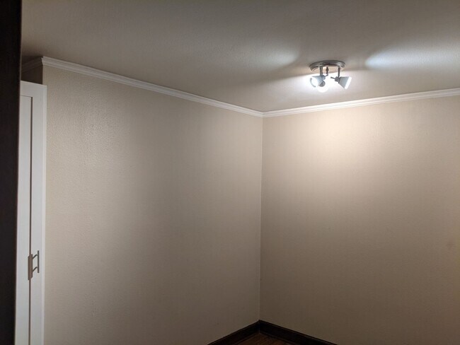 Building Photo - Vintage Cap Hill Condo