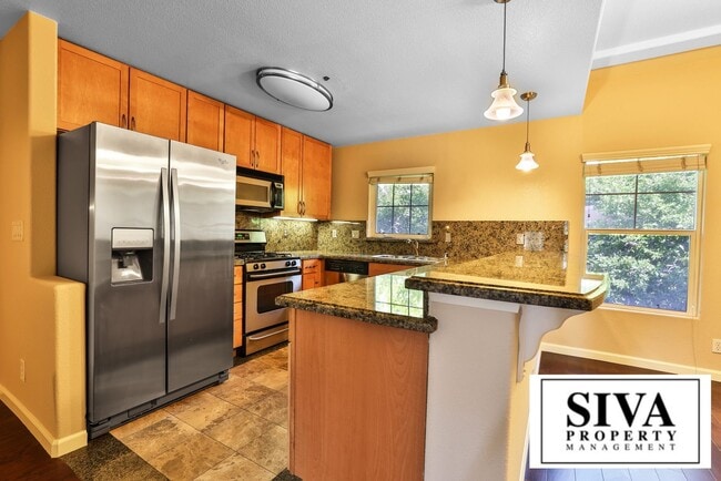 Building Photo - 808 Lenzen Ave