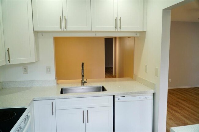 Building Photo - 117 Gardens Dr