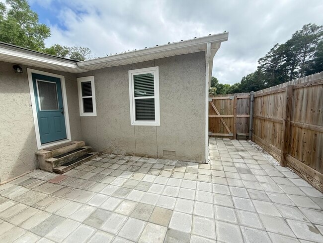Building Photo - 115A Montrose Dr