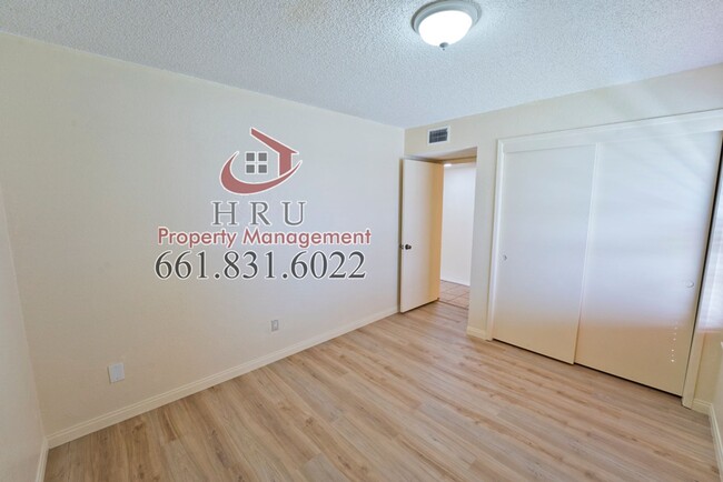 Building Photo - SW-Bakersfield. 3bed/2bath