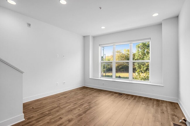 Building Photo - Spacious 4-level Home| 3 bedrooms + Garage parking!