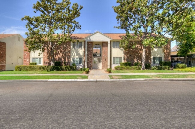 Building Photo - 5085 N Roosevelt Ave