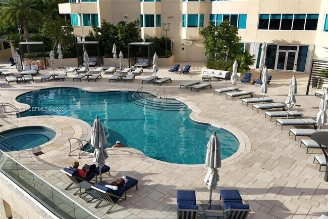 Building Photo - 300 South Pointe Dr