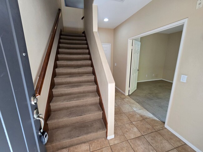 Building Photo - Luxury Tri-Level Townhome – Terraces at Es...