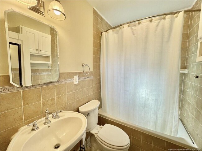 Building Photo - 122 Camellia Dr