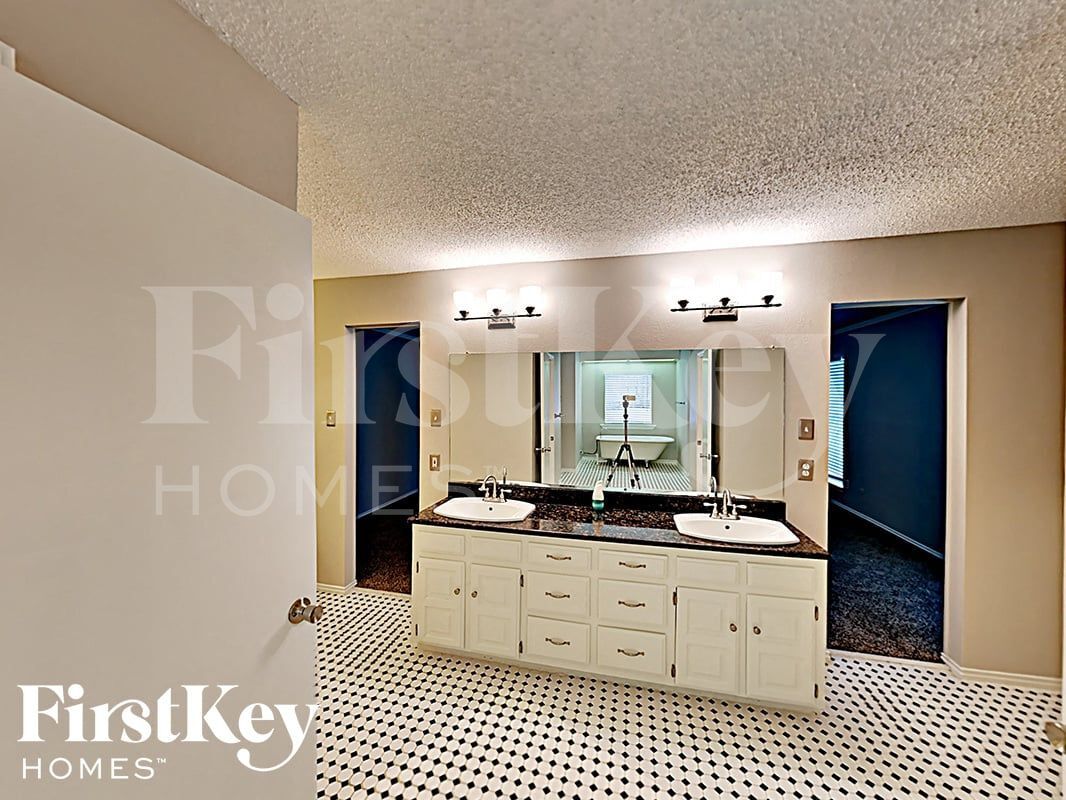 Building Photo - 1852 Rhinevalley Dr