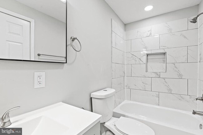 Building Photo - 2638 E Monument St