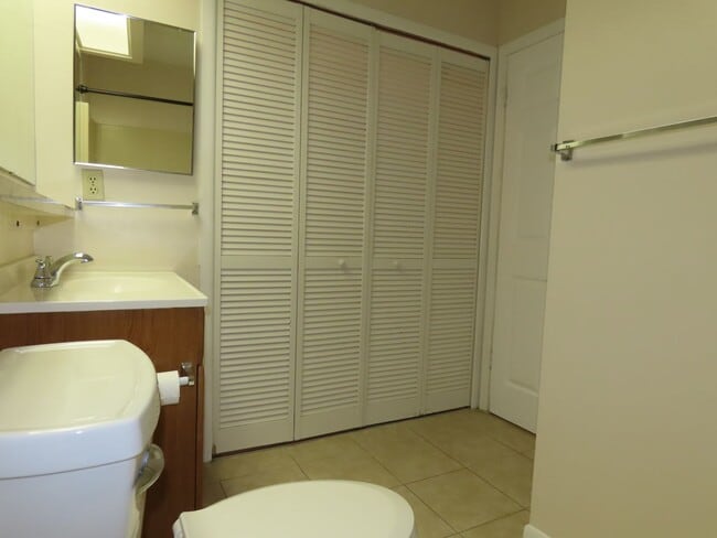 Building Photo - Sunnyside Lakeview 2br/2ba Apartment