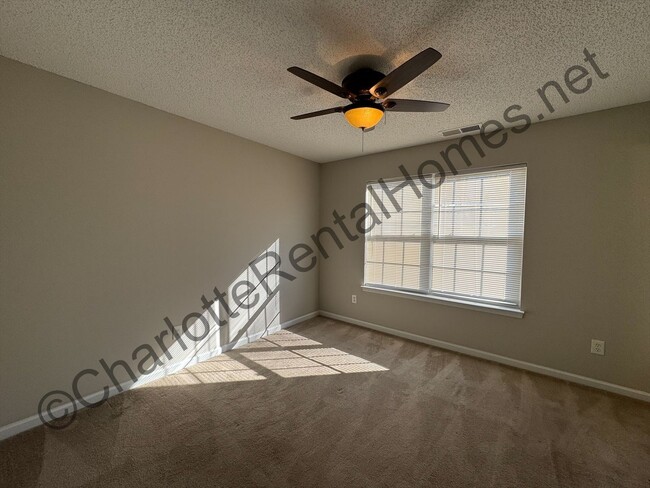 Building Photo - Nice single family home with 3 bedrooms and 2.5 bathrooms